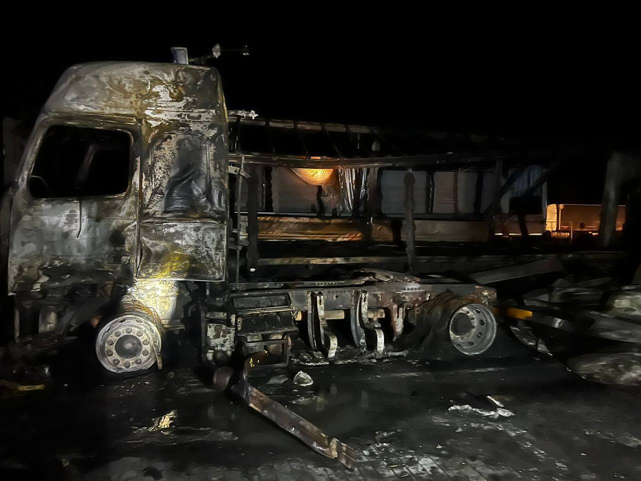 На Київщині загорівся логістичний центр "Епіцентру" внаслідок атаки РФ: дим видно здалеку. Подробиці, фото та відео