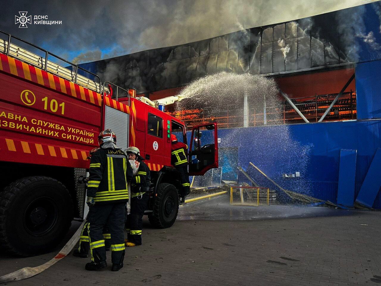 На Київщині загорівся логістичний центр "Епіцентру" внаслідок атаки РФ: дим видно здалеку. Подробиці, фото та відео