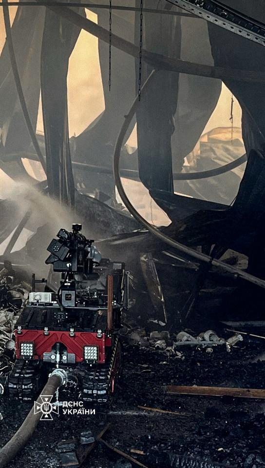 На Київщині загорівся логістичний центр "Епіцентру" внаслідок атаки РФ: дим видно здалеку. Подробиці, фото та відео