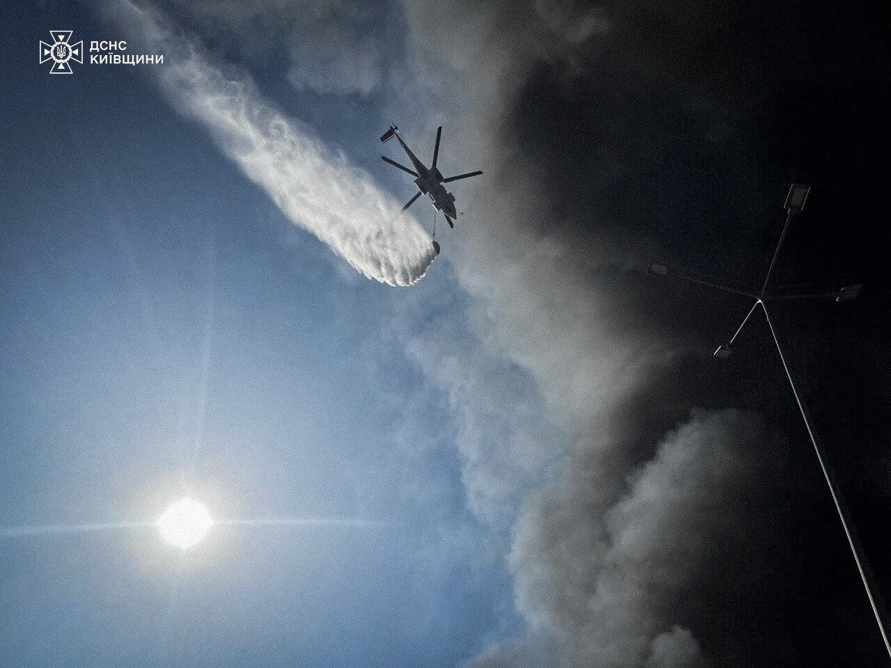 На Київщині загорівся логістичний центр "Епіцентру" внаслідок атаки РФ: дим видно здалеку. Подробиці, фото та відео