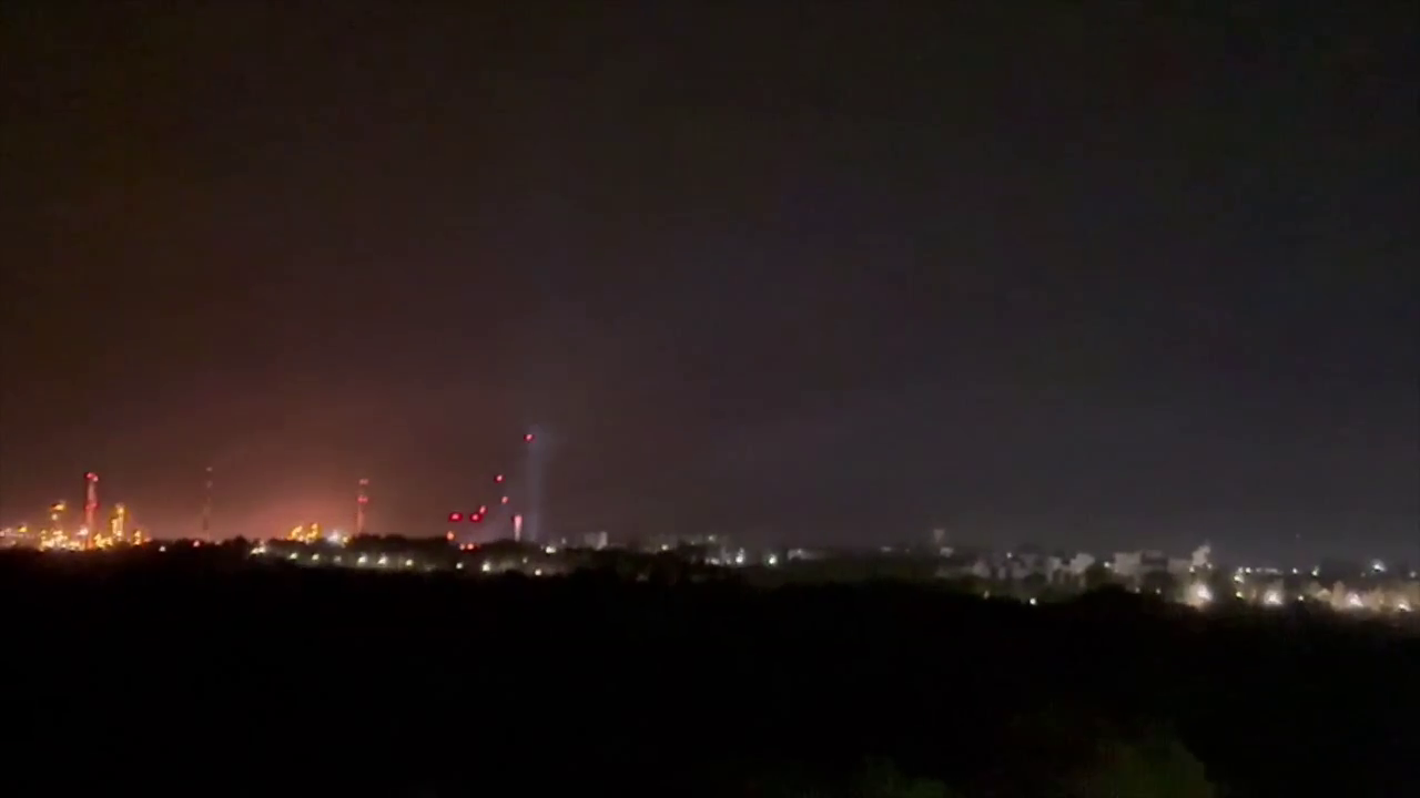 У Генштабі підтвердили ураження Саратовського НПЗ: зафіксовано вибухи та пожежу. Фото і відео