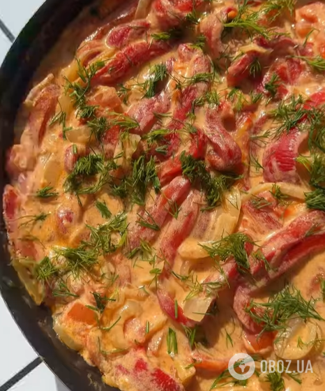 Как вкусно потушить перцы на ужин: добавьте много сметаны