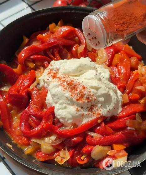 Как вкусно потушить перцы на ужин: добавьте много сметаны