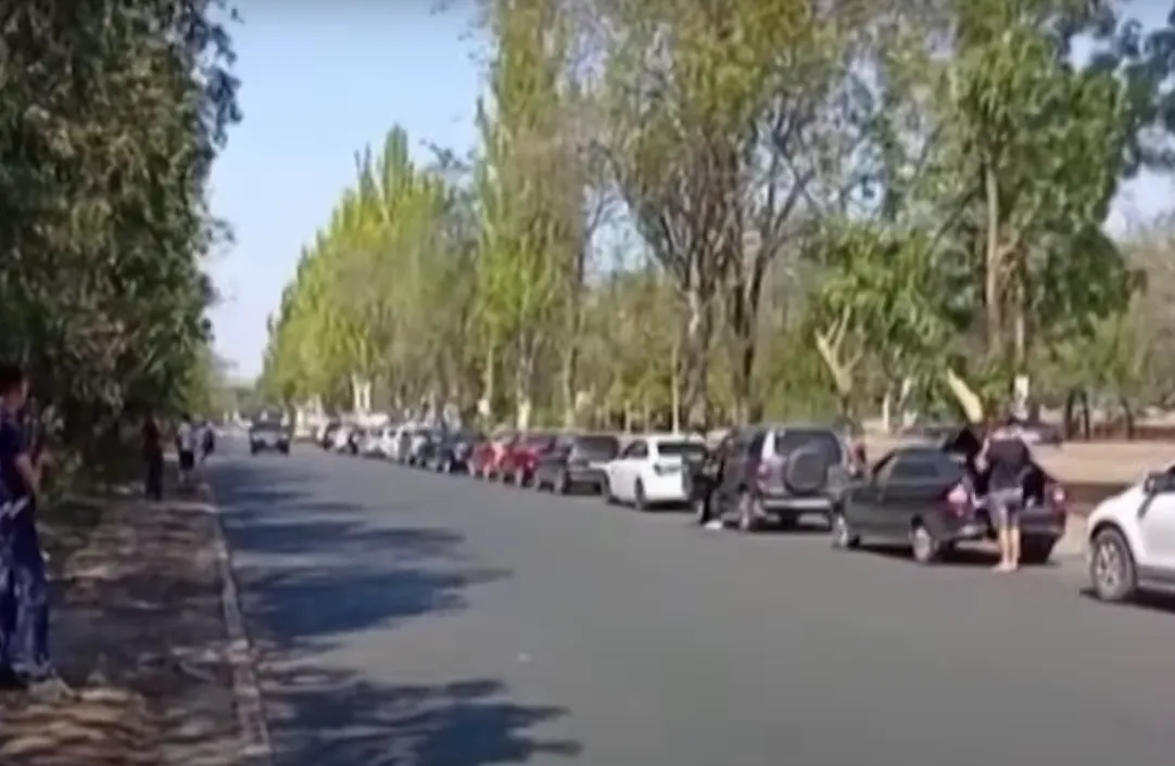 У Росії закінчується бензин, водії стоять у кілометрових чергах на заправках: як спрацювали українські дрони