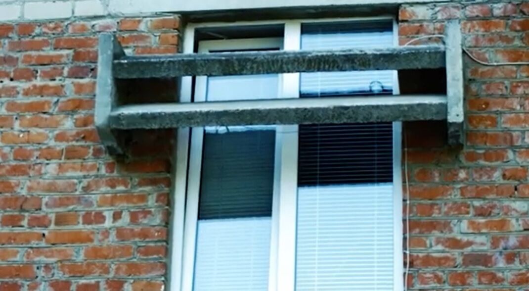 Почему в СССР на некоторых зданиях ставили бетонные навесы: можно встретить до сих пор