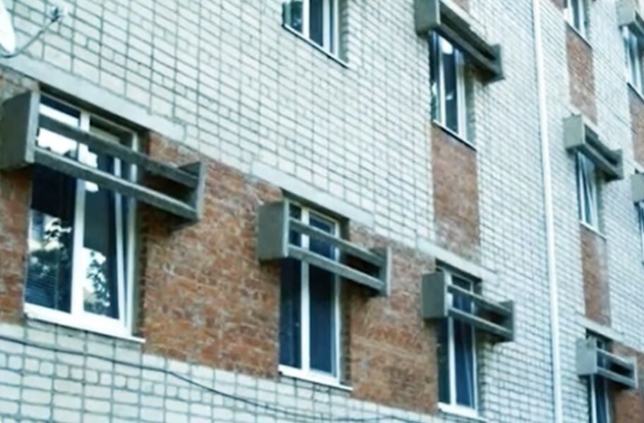 Почему в СССР на некоторых зданиях ставили бетонные навесы: можно встретить до сих пор