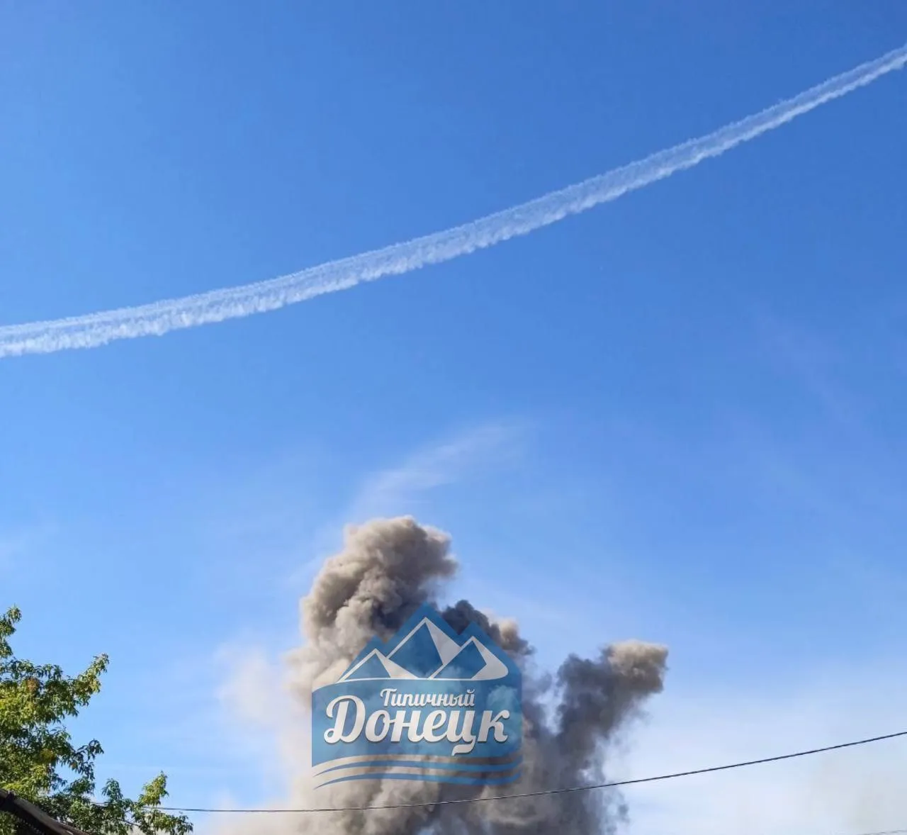 В окупованому Донецьку прогриміли вибухи, піднявся дим: кажуть про приліт по складу БК. Фото і відео
