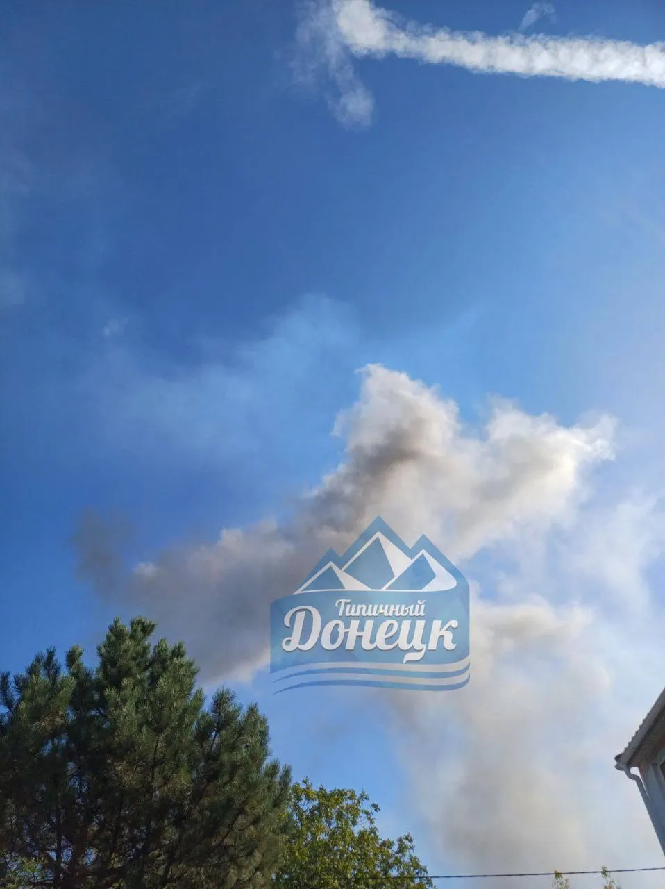 В окупованому Донецьку прогриміли вибухи, піднявся дим: кажуть про приліт по складу БК. Фото і відео
