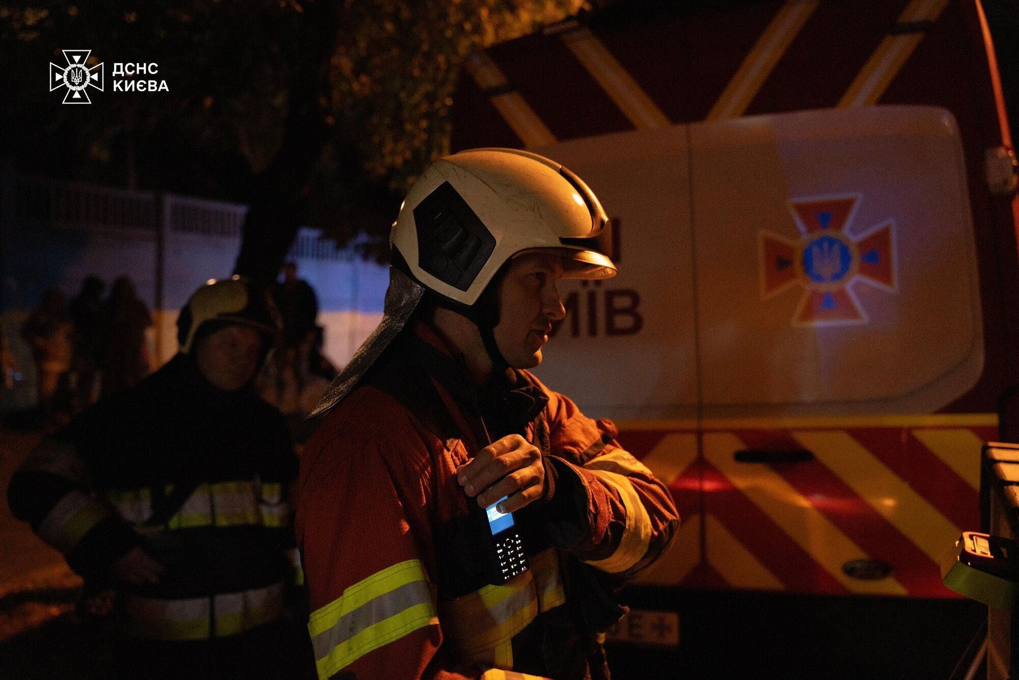 В Киеве мощный пожар охватил крышу пятиэтажки, с огнем боролись десятки спасателей. Фото