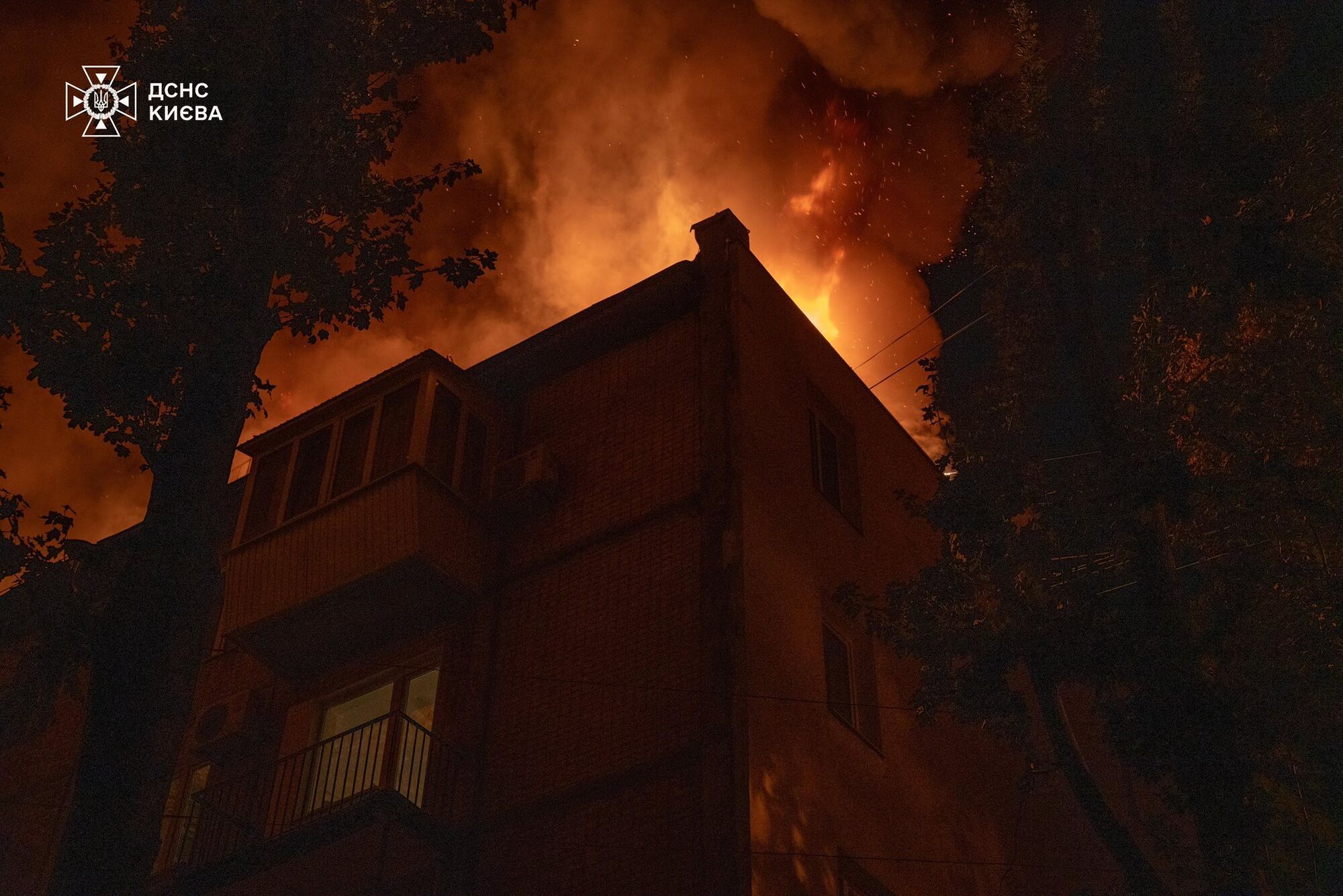 В Киеве мощный пожар охватил крышу пятиэтажки, с огнем боролись десятки спасателей. Фото