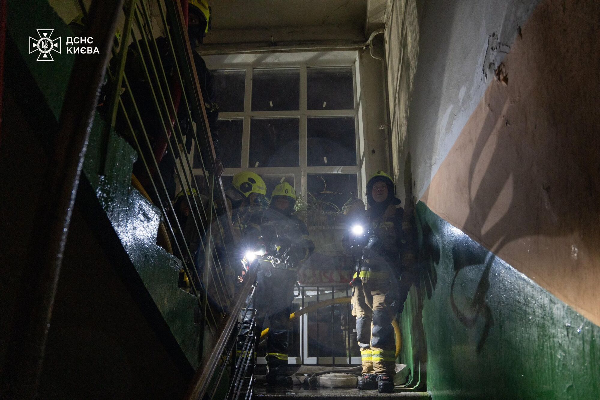 В Киеве мощный пожар охватил крышу пятиэтажки, с огнем боролись десятки спасателей. Фото