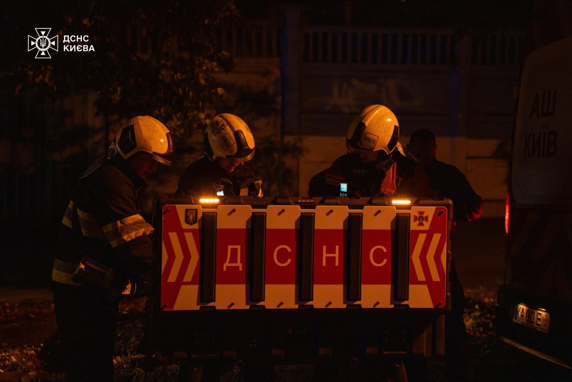 В Киеве мощный пожар охватил крышу пятиэтажки, с огнем боролись десятки спасателей. Фото