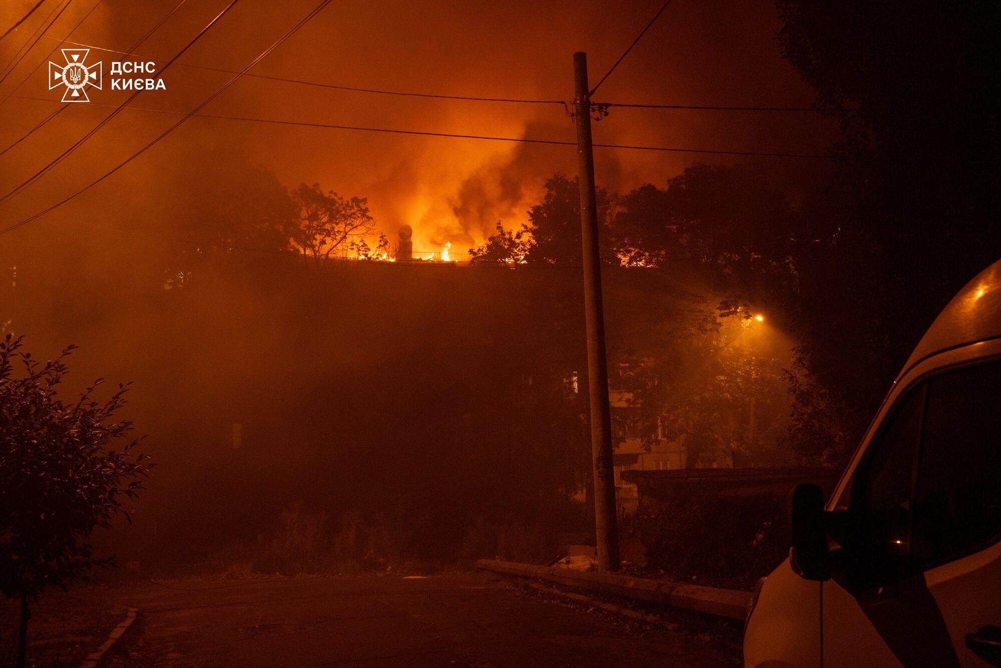 В Киеве мощный пожар охватил крышу пятиэтажки, с огнем боролись десятки спасателей. Фото