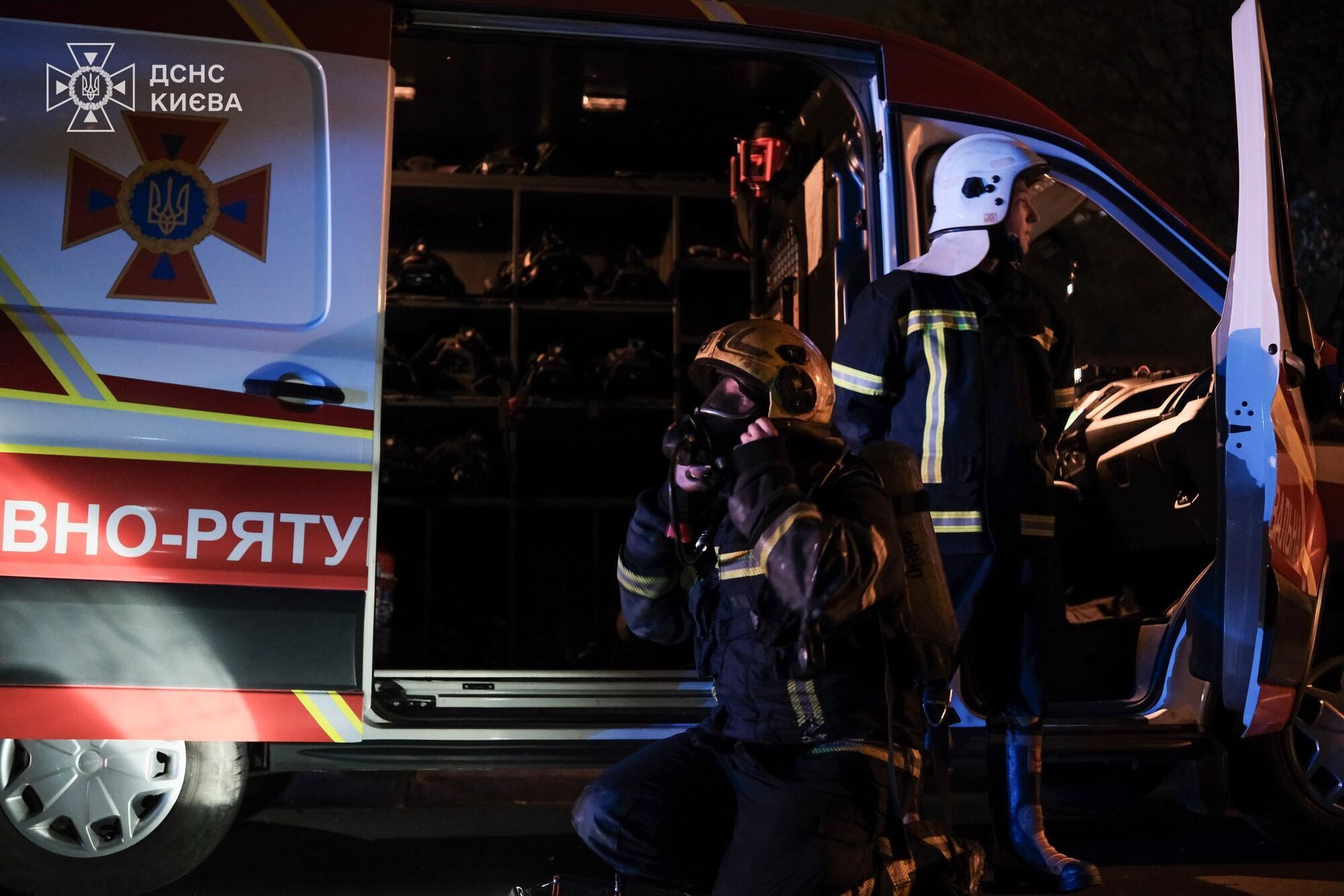 В Киеве мощный пожар охватил крышу пятиэтажки, с огнем боролись десятки спасателей. Фото