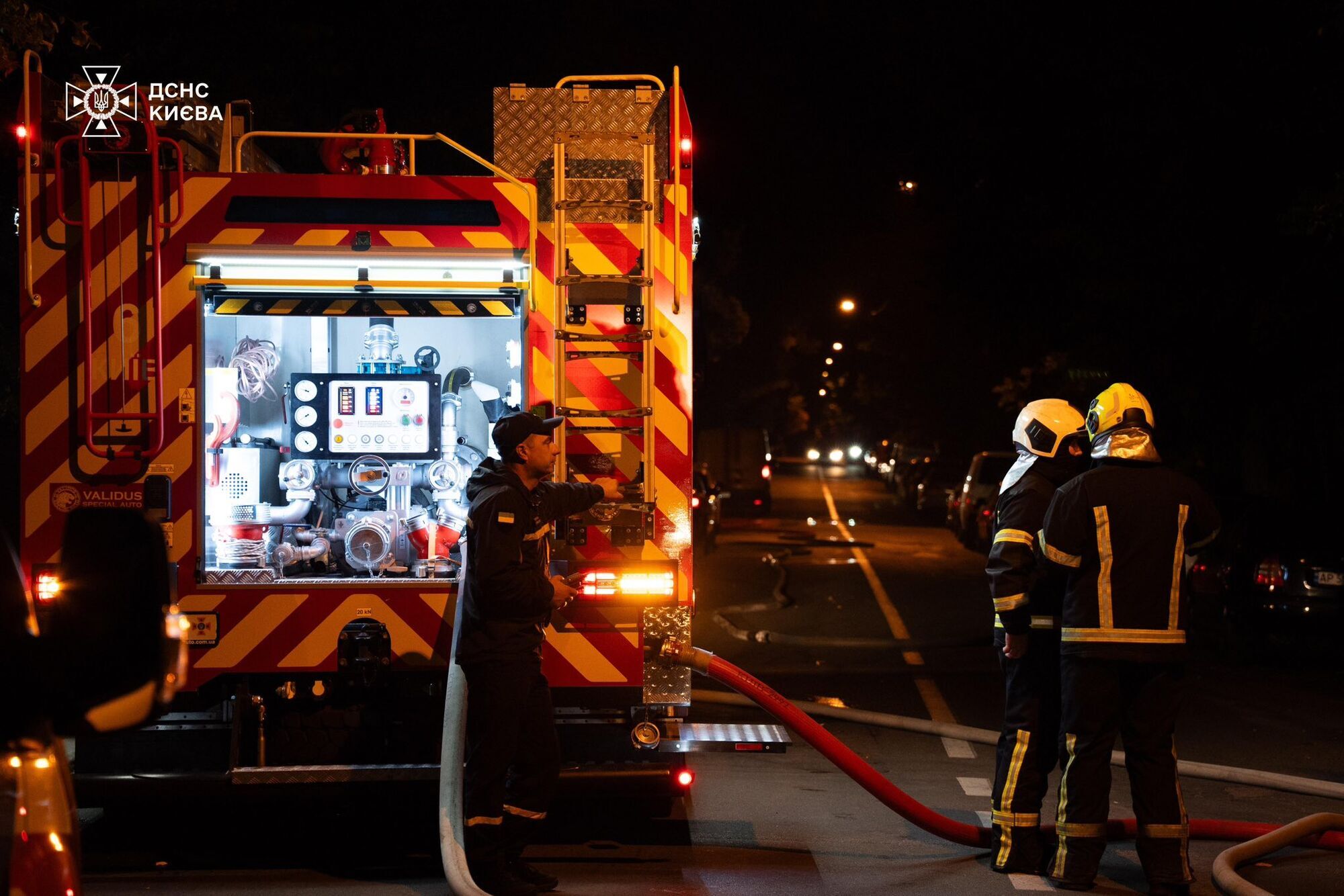 В Киеве мощный пожар охватил крышу пятиэтажки, с огнем боролись десятки спасателей. Фото