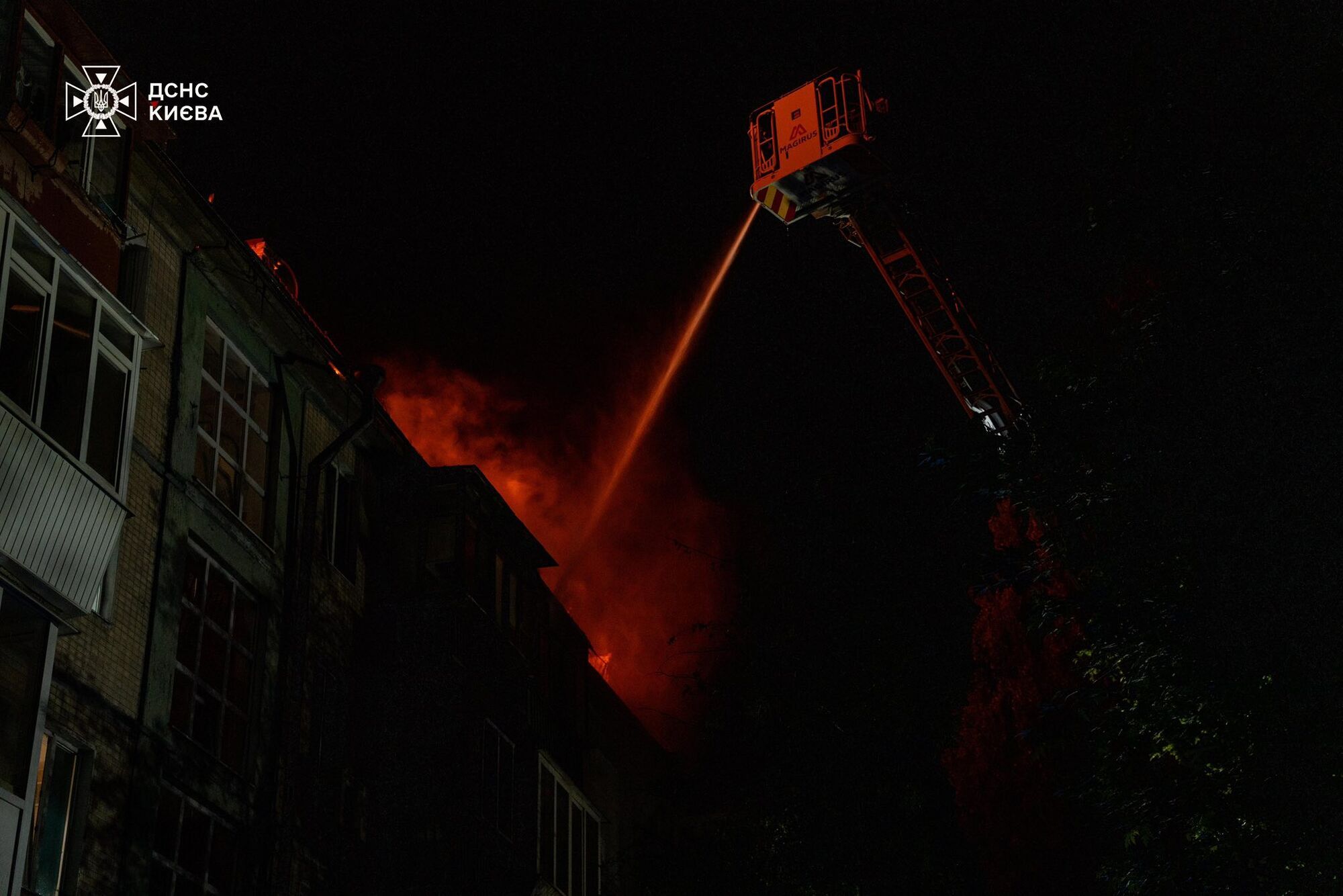 В Киеве мощный пожар охватил крышу пятиэтажки, с огнем боролись десятки спасателей. Фото