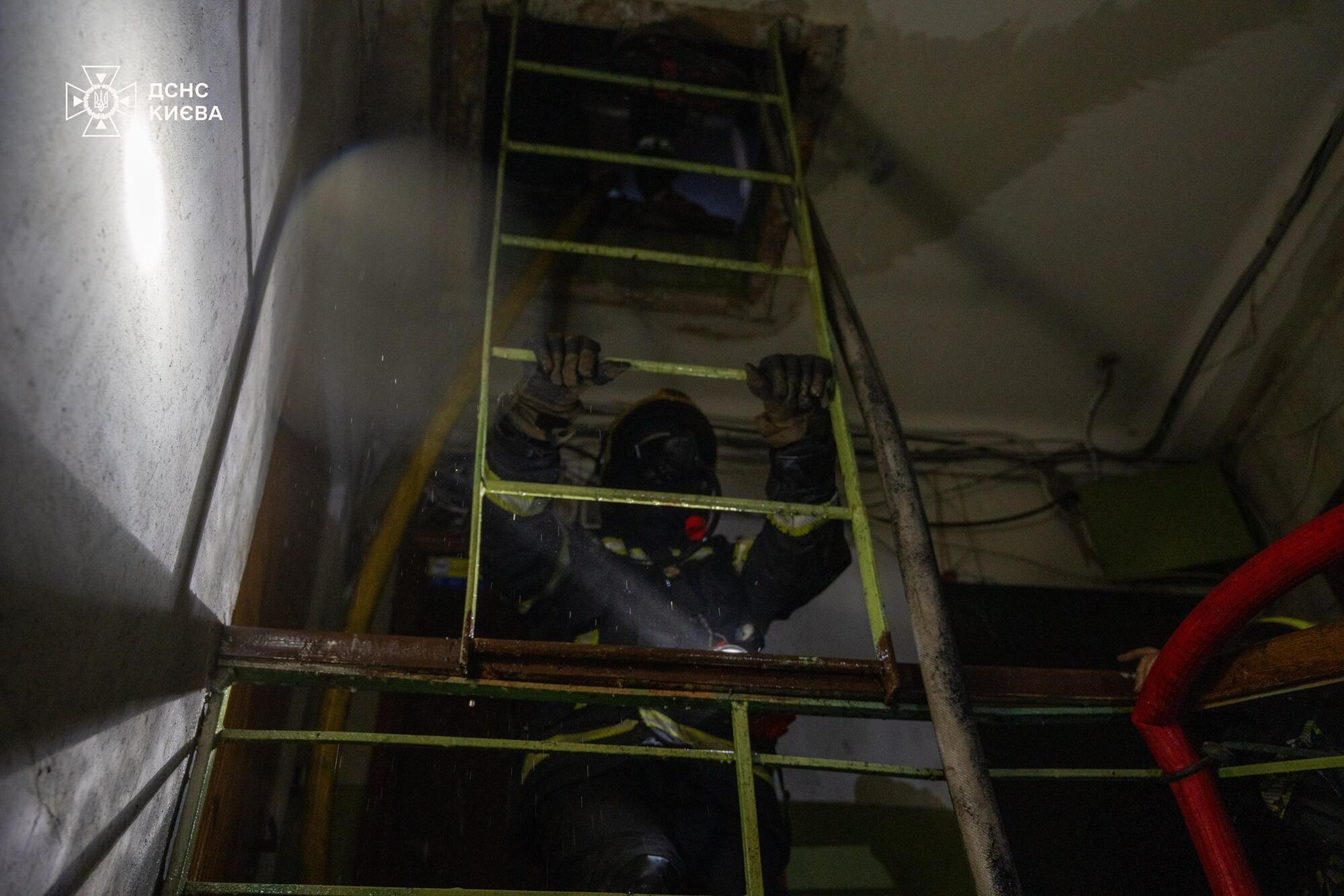 В Киеве мощный пожар охватил крышу пятиэтажки, с огнем боролись десятки спасателей. Фото