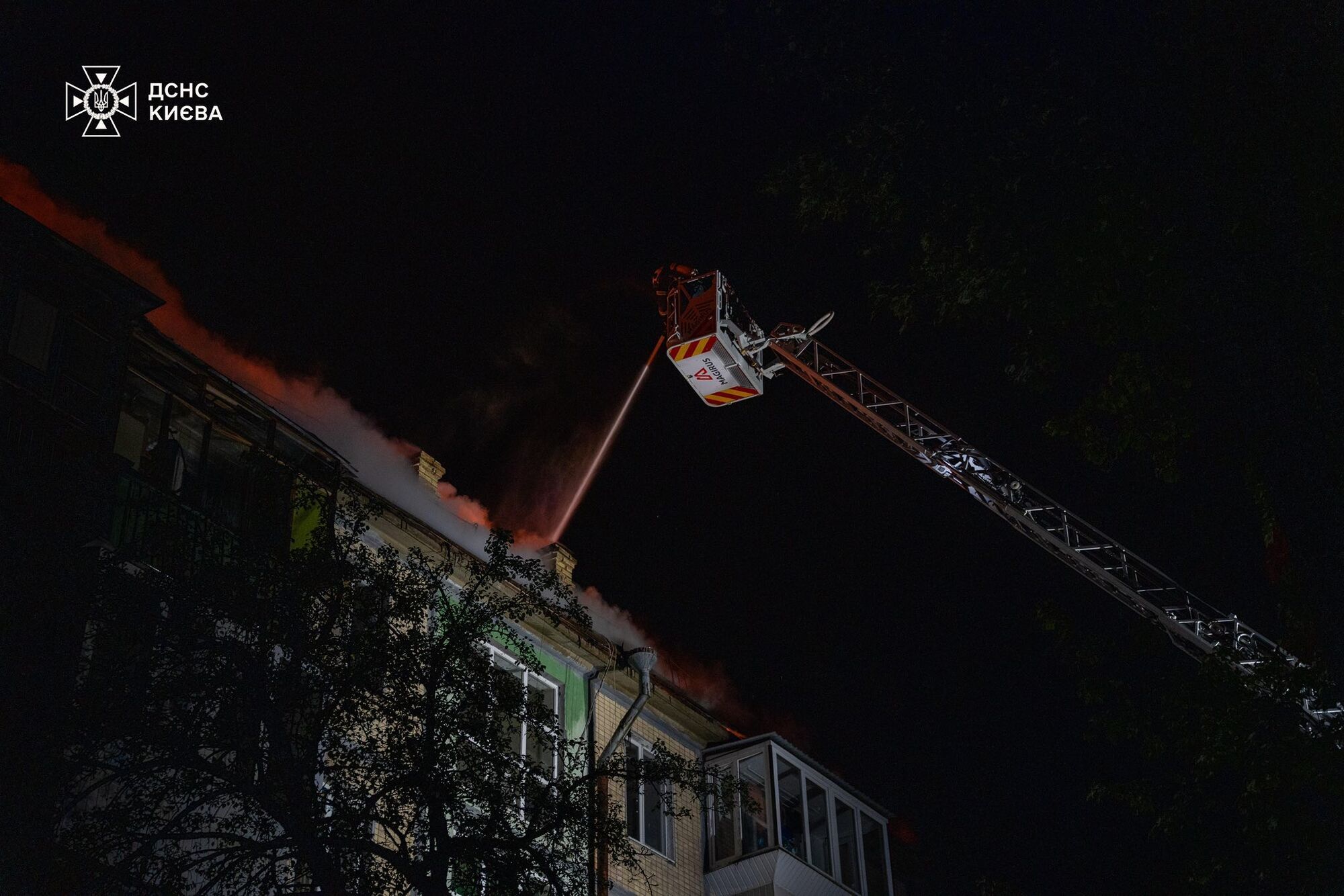 В Киеве мощный пожар охватил крышу пятиэтажки, с огнем боролись десятки спасателей. Фото