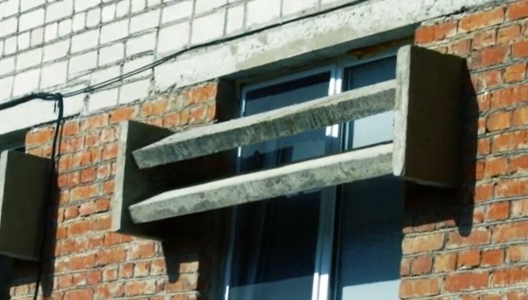 Почему в СССР на некоторых зданиях ставили бетонные навесы: можно встретить до сих пор