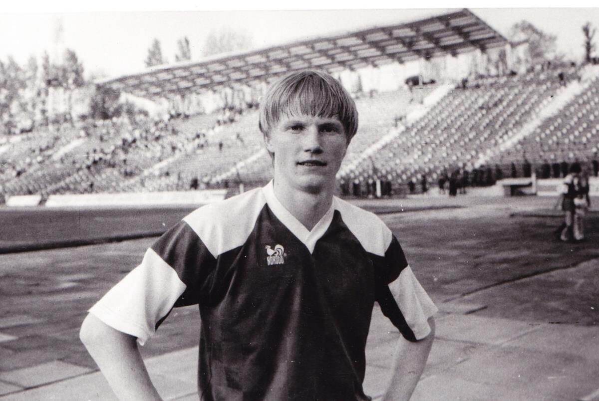 Знаменитий футболіст київського "Динамо" і збірної України загинув, розбившись на мотоциклі, коли без дозволу виїхав на гоночний трек. 11 років трагедії на "Чайці"