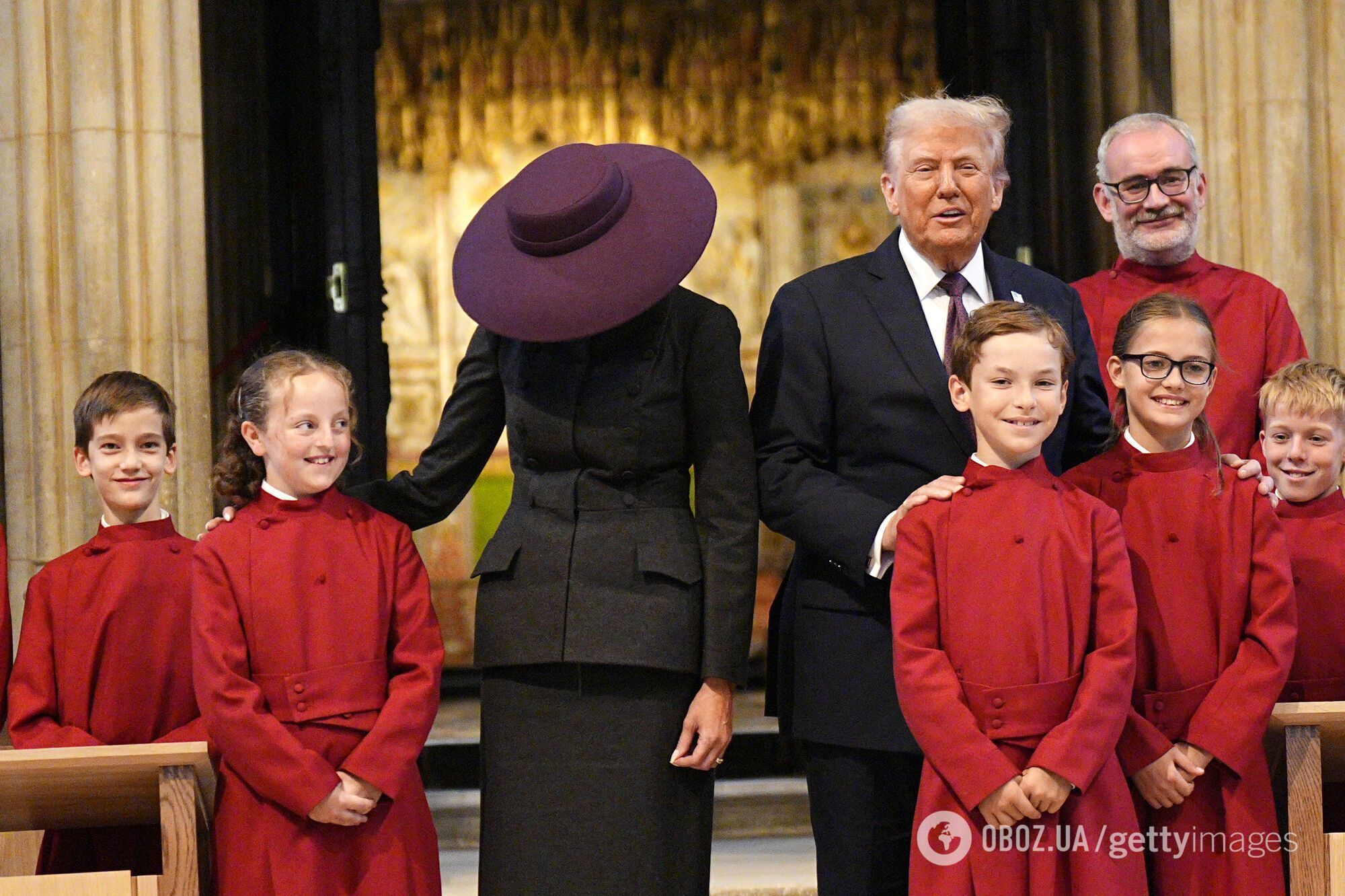 У мережі підняли на сміх Меланію Трамп, яка зустрілася з королівською родиною в непрактичному образі: що з ним не так. Фото