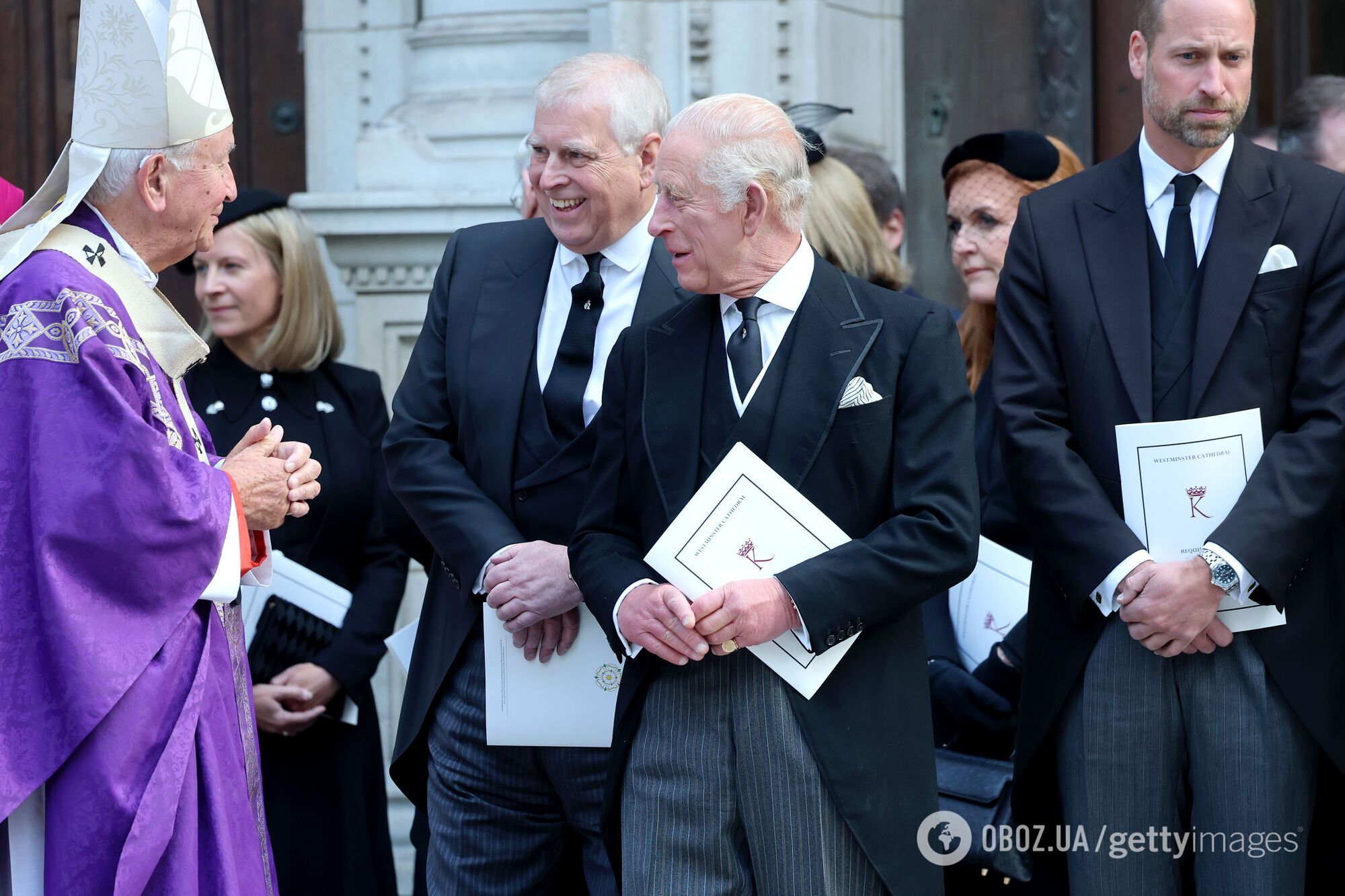 "Проблемний" брат Чарльза III розреготався на королівському похороні та збентежив принца Вільяма: момент потрапив на камеру