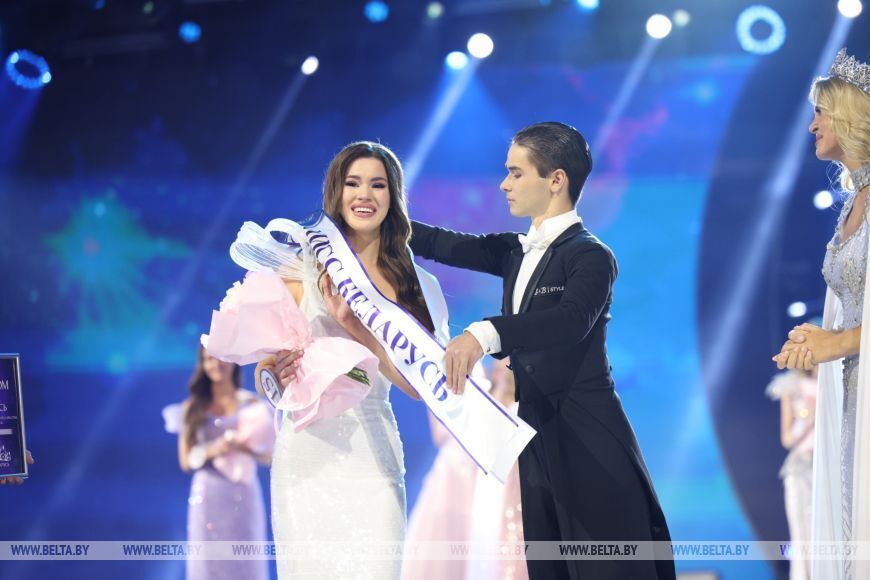 Новой "Мисс Беларусь" стала украинка: в зале сидел Лукашенко, участницы позировали в футболках с его цитатами. Фото