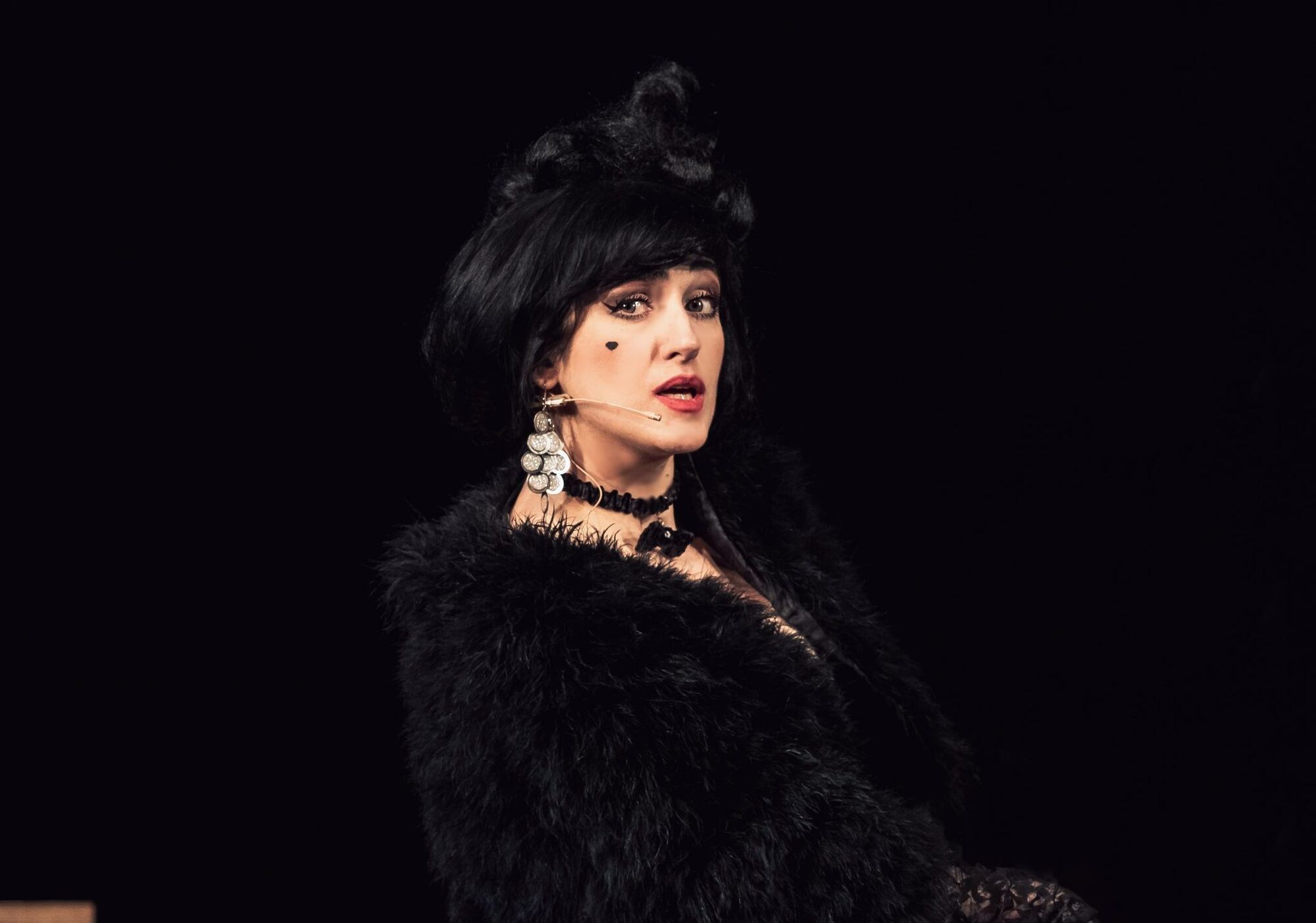 Народна артистка України, не виходячи з образу, зробила зауваження глядачам і "порвала" залу: навіть її партнер залився сміхом. Відео