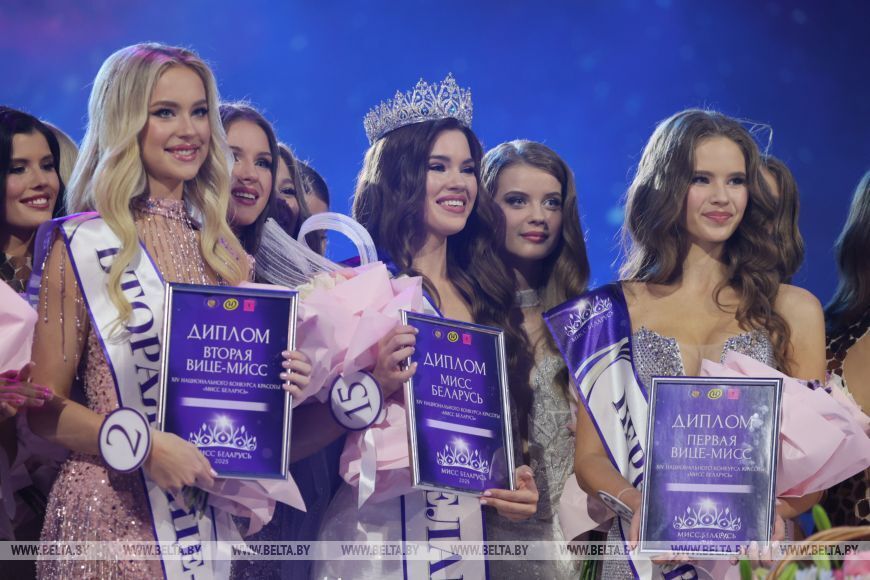 Новой "Мисс Беларусь" стала украинка: в зале сидел Лукашенко, участницы позировали в футболках с его цитатами. Фото