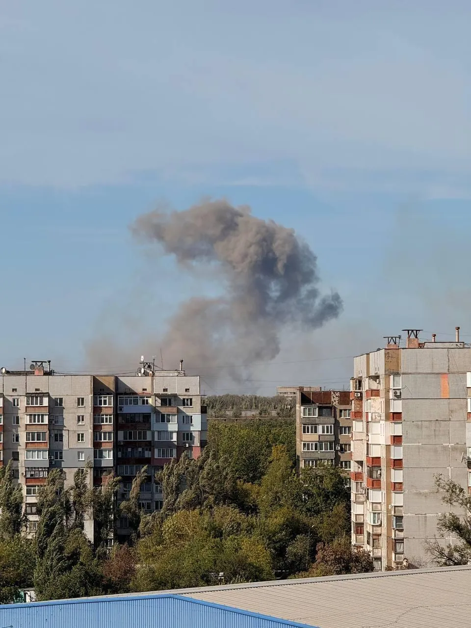 В окупованому Донецьку прогриміли вибухи, піднявся дим: кажуть про приліт по складу БК. Фото і відео