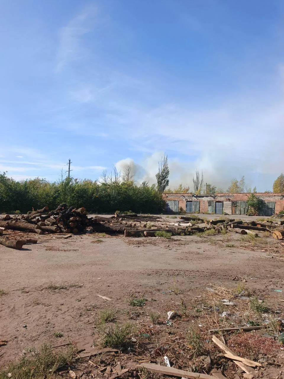 В окупованому Донецьку прогриміли вибухи, піднявся дим: кажуть про приліт по складу БК. Фото і відео
