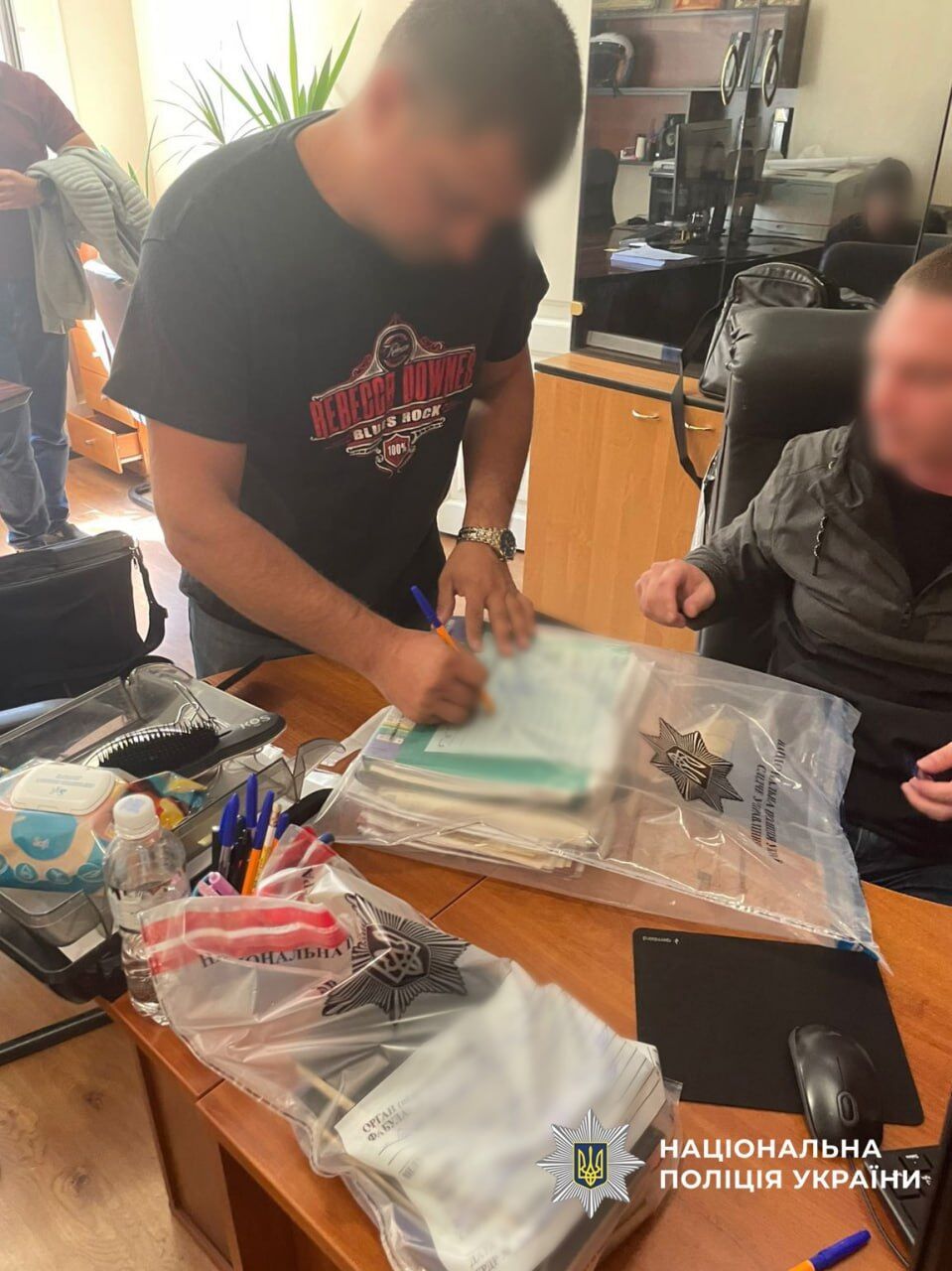 Завладевали недвижимостью по поддельным документам: на Днепропетровщине разоблачили помощника нотариуса, который организовал преступную группу. Фото