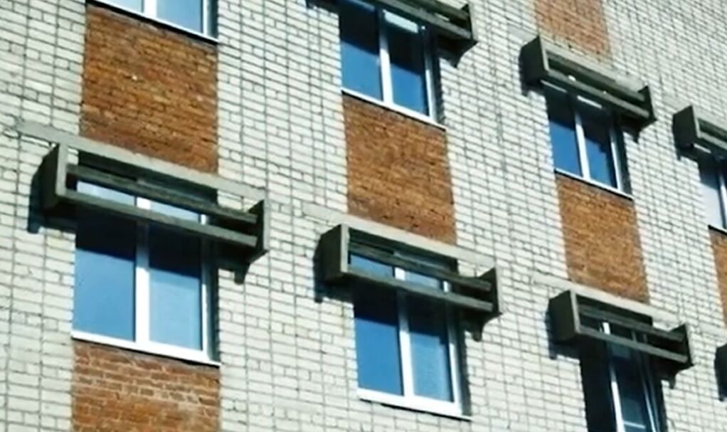 Почему в СССР на некоторых зданиях ставили бетонные навесы: можно встретить до сих пор