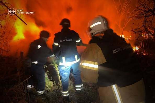 Оккупанты ударили по подразделению ГСЧС в Нежине: один спасатель погиб, есть раненые. Фото