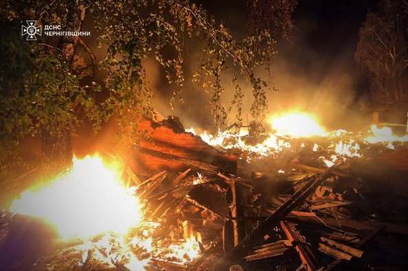 Оккупанты ударили по подразделению ГСЧС в Нежине: один спасатель погиб, есть раненые. Фото