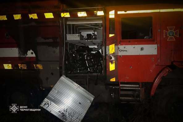 Оккупанты ударили по подразделению ГСЧС в Нежине: один спасатель погиб, есть раненые. Фото