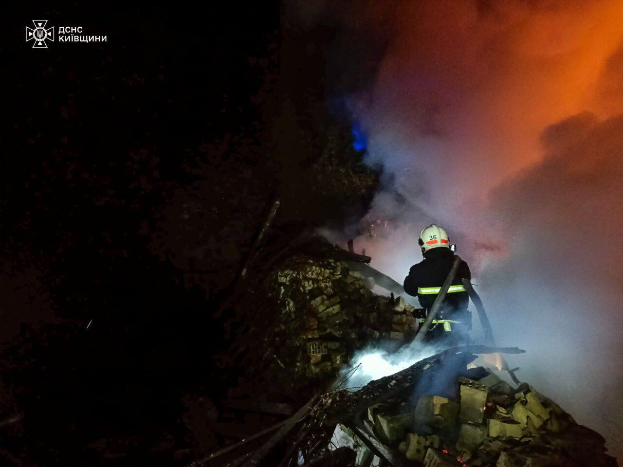 На Киевщине в результате вражеской атаки вспыхнули пожары: работают оперативные службы. Фото и видео