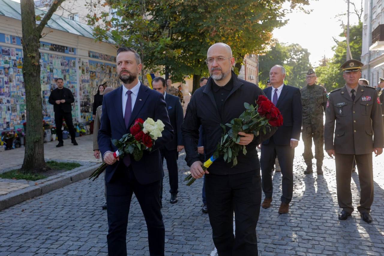 Министр обороны Польши прибыл с визитом в Киев: подписаны важные соглашения. Все подробности. Фото