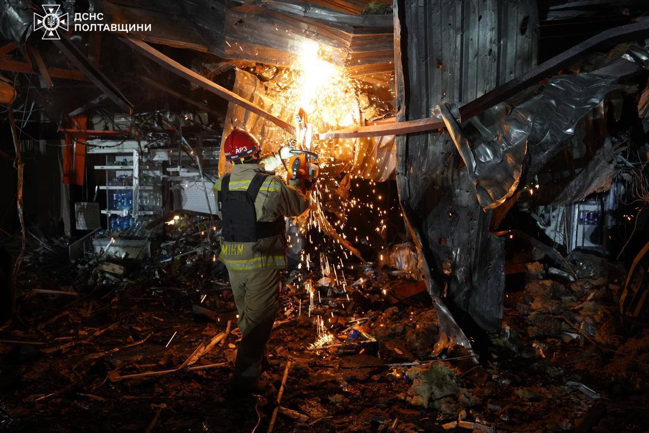 Россияне атаковали дроном топливозаправочную станцию и железную дорогу на Полтавщине: возникли пожары, пострадали люди. Фото