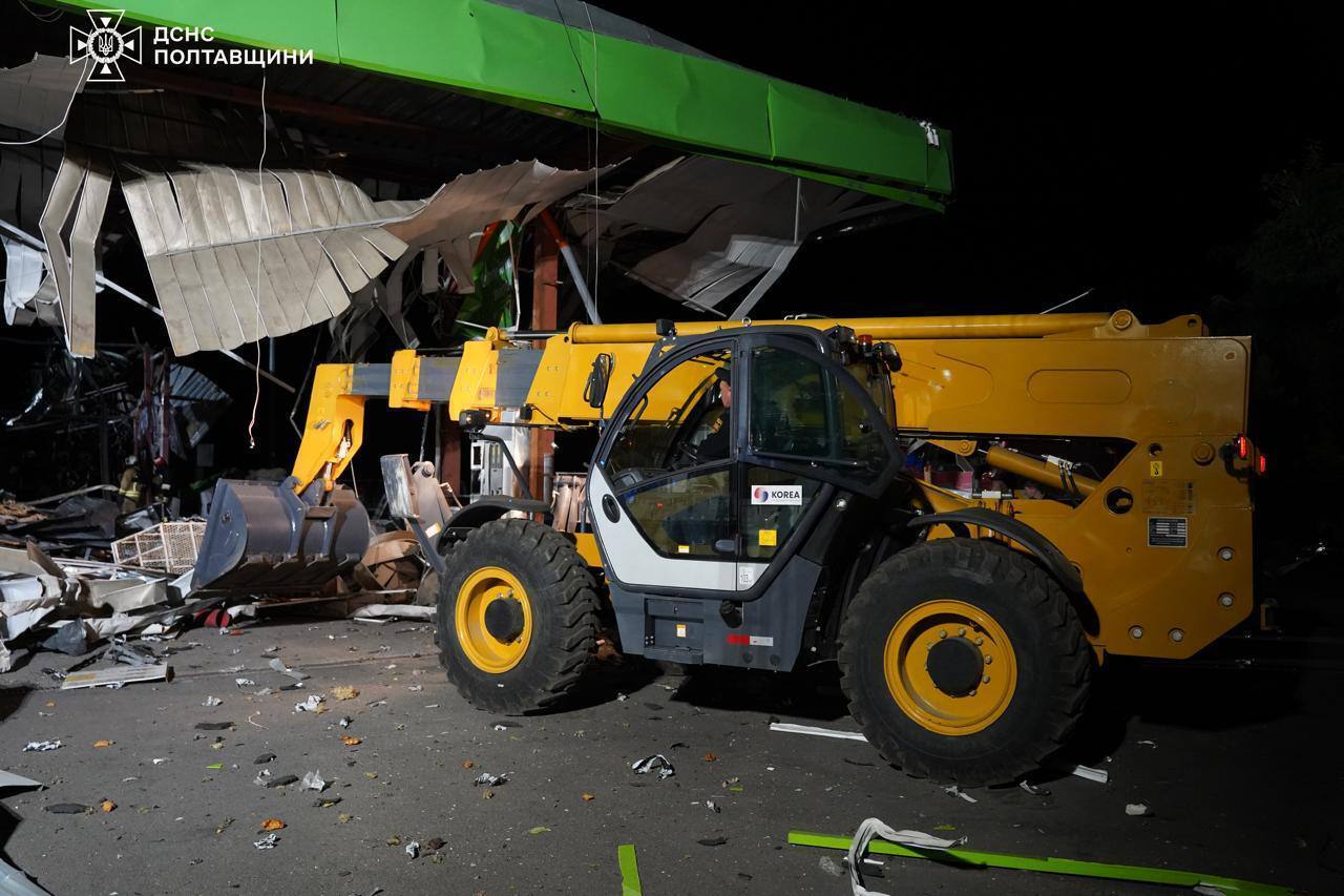 Россияне атаковали дроном топливозаправочную станцию и железную дорогу на Полтавщине: возникли пожары, пострадали люди. Фото