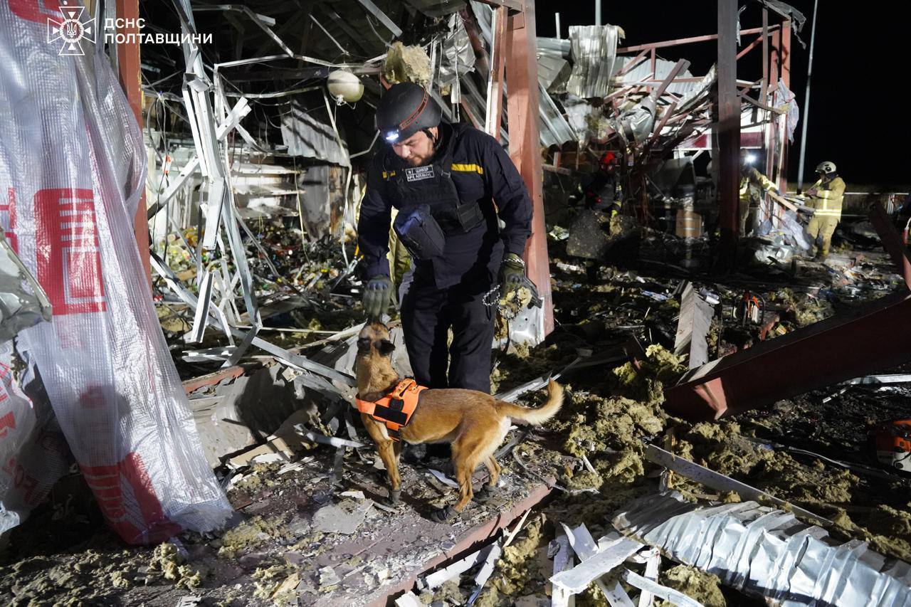 Россияне атаковали дроном топливозаправочную станцию и железную дорогу на Полтавщине: возникли пожары, пострадали люди. Фото