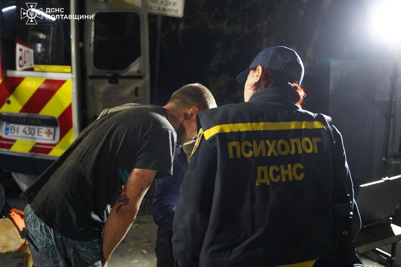 Россияне атаковали дроном топливозаправочную станцию и железную дорогу на Полтавщине: возникли пожары, пострадали люди. Фото