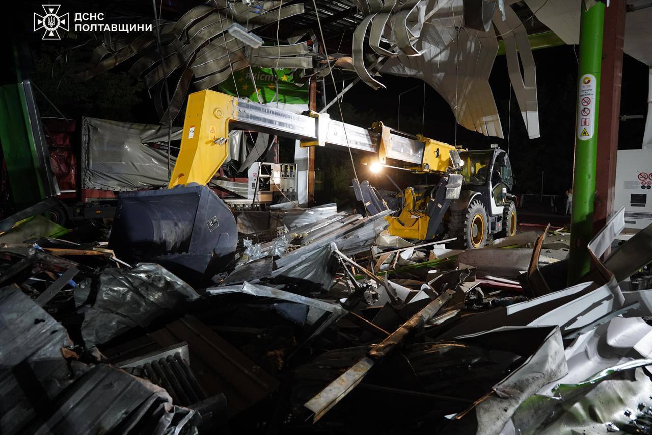 Россияне атаковали дроном топливозаправочную станцию и железную дорогу на Полтавщине: возникли пожары, пострадали люди. Фото