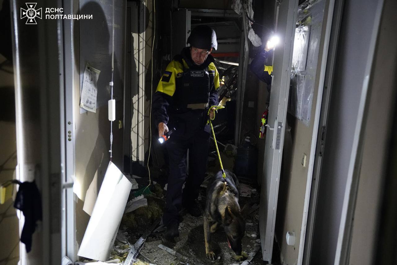 Россияне атаковали дроном топливозаправочную станцию и железную дорогу на Полтавщине: возникли пожары, пострадали люди. Фото