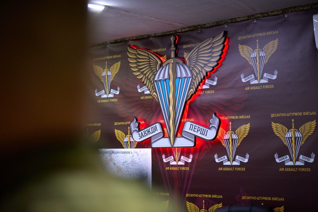 "Обязательно будут решения": Зеленский посетил Пункт управления Десантно-штурмовых войск на Донбассе. Фото и видео