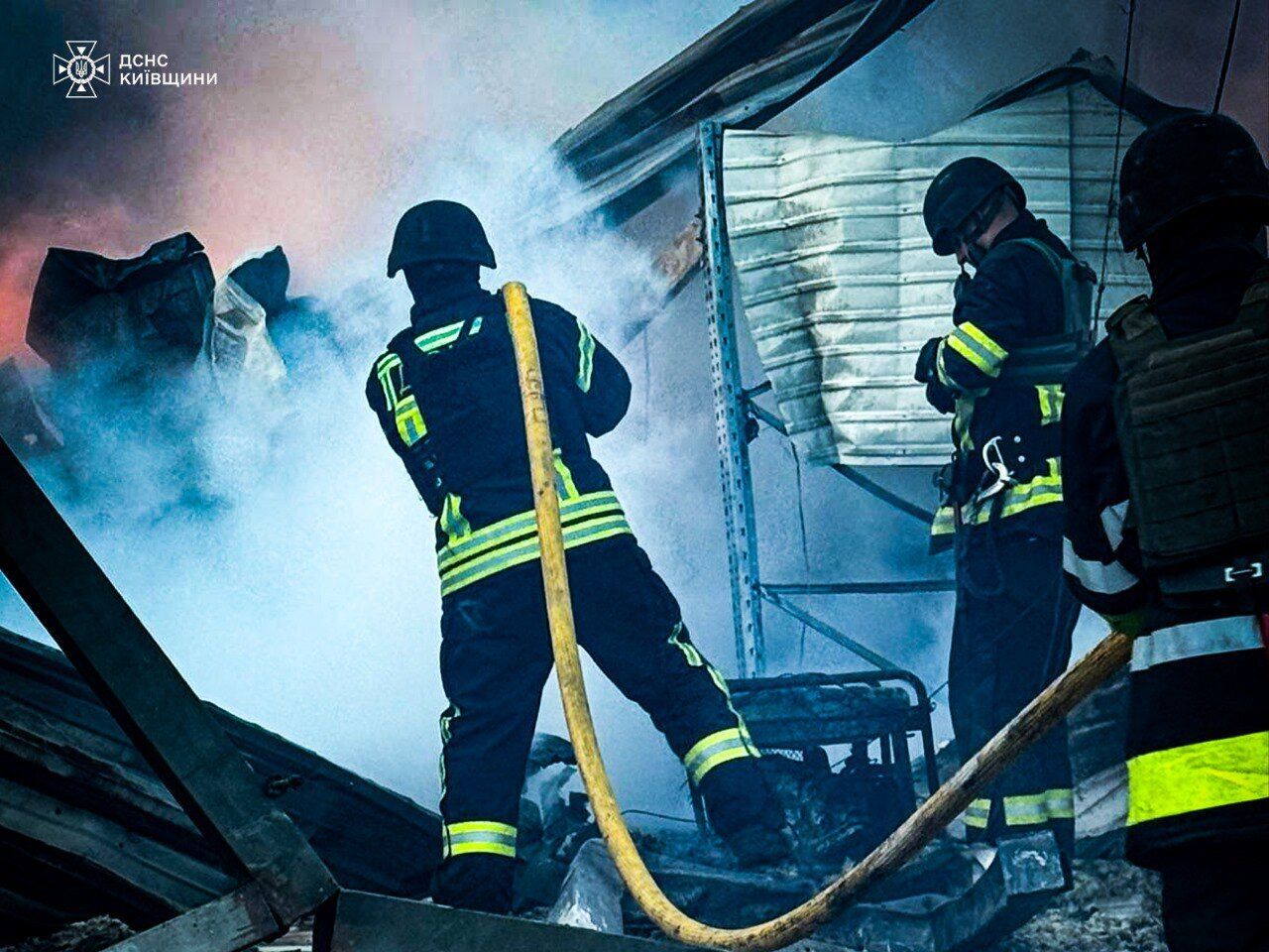 На Киевщине в результате вражеской атаки вспыхнули пожары: работают оперативные службы. Фото и видео