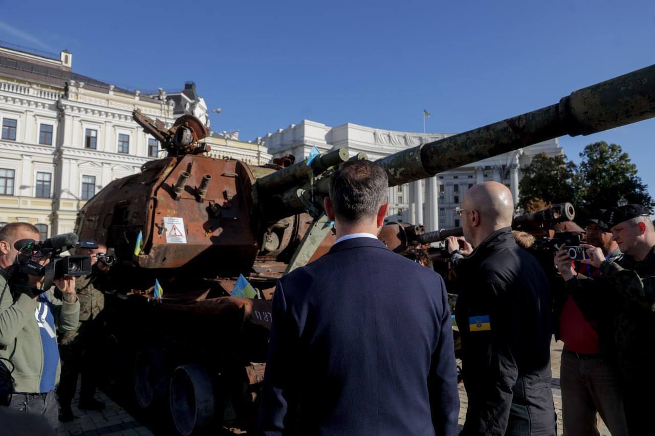 Министр обороны Польши прибыл с визитом в Киев: подписаны важные соглашения. Все подробности. Фото