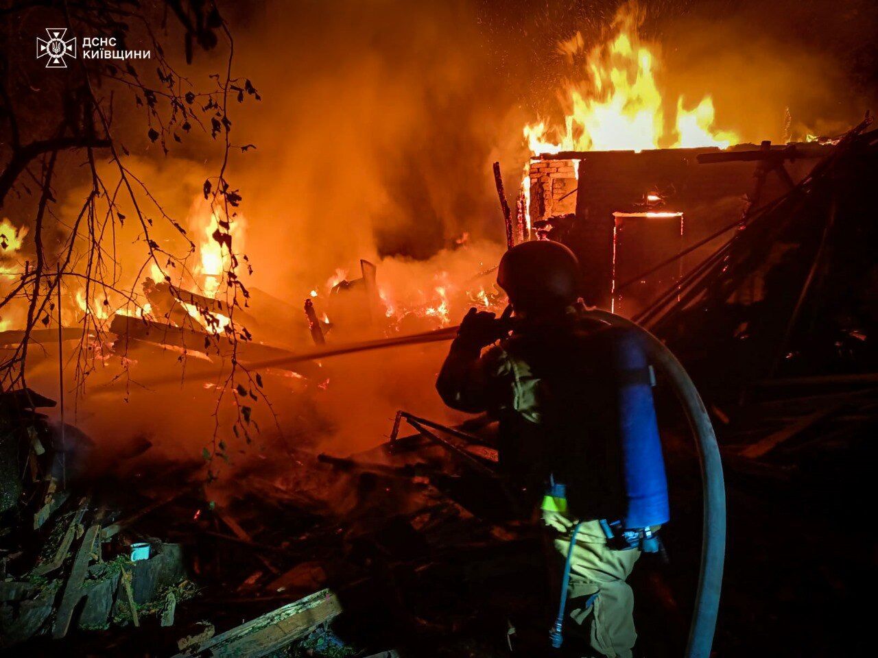 На Киевщине в результате вражеской атаки вспыхнули пожары: работают оперативные службы. Фото и видео