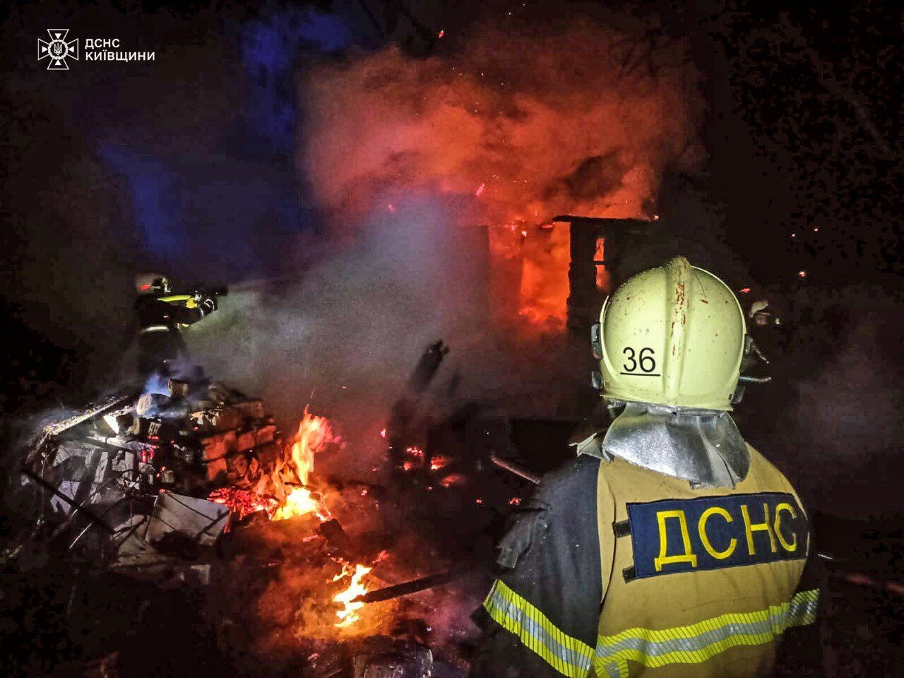 На Киевщине в результате вражеской атаки вспыхнули пожары: работают оперативные службы. Фото и видео