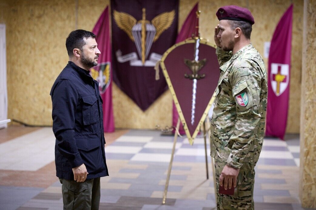 "Крок за кроком воїни звільняють нашу землю": Зеленський відвідав Донеччину і вручив нагороди українським захисникам. Фото